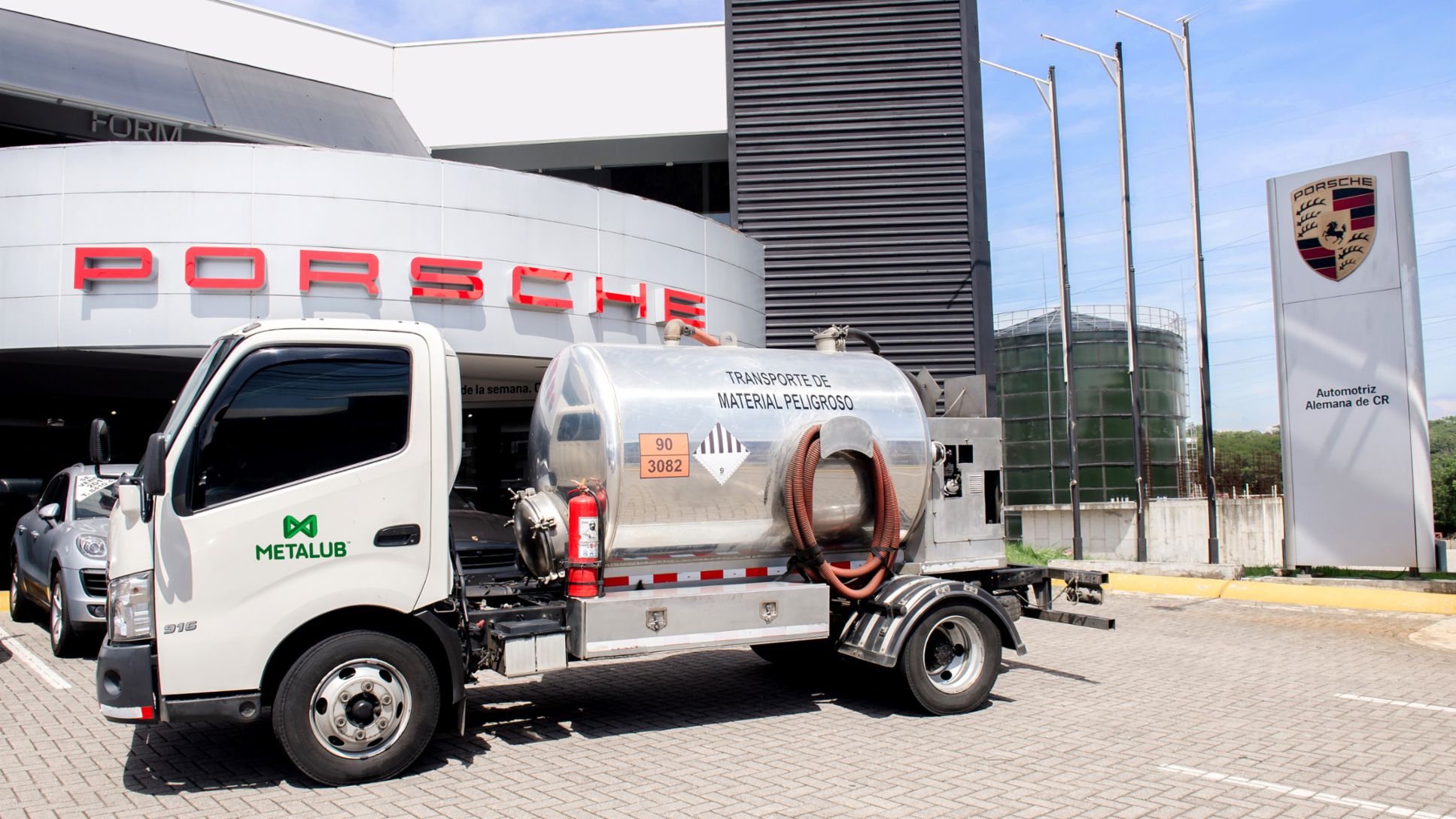La recolección de residuos sólidos contaminados con aceite se realiza en Porsche de manera quincenal.