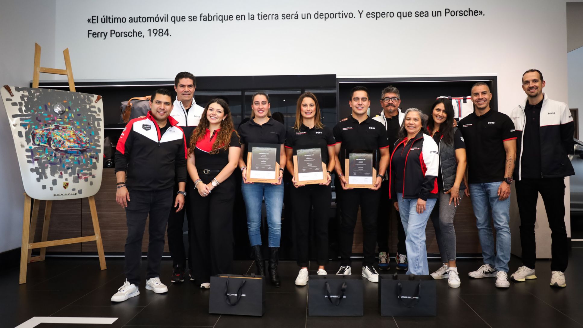  (Izq-der) Luis Santana, Gerente de Marketing de Porsche de México; Camilo San Martín, Director General de Porsche de México; Brenda Gómez, Gerente de Eventos, Patrocinios y Motorsport; María José Rodríguez, Instructora de Porsche de México; Alexandra Mohnhaupt, Instructora Porsche de México; Jorge de la Parra, Instructor Porsche de México; Hermilo Nájera, Gerente de Relaciones Públicas de Porsche de México; Minos Santamaría, Jefe de Experiencia del Cliente de Porsche de México; Gabriela García, Gerente de Comunicaciones de Porsche de México; Iván Rubín, Gerente de ventas de Porsche de México y Víctor Barradas, Gerente de Postventa de Porsche de México; Entrega de certificaciones Porsche AG a instructores mexicanos, Porsche Centre Angelópolis, Porsche de México, 2025.