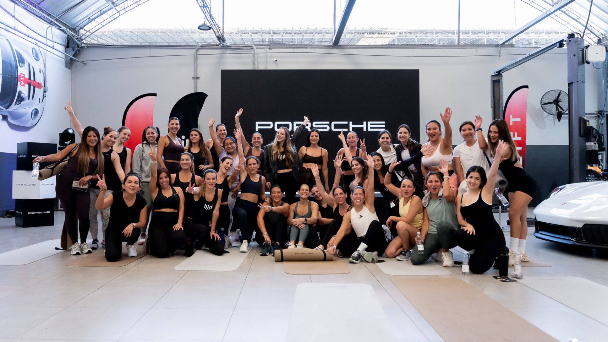 Clientas e influencers invitadas posando al culminar Porsche HIIT Sessions, primer evento deportivo solo para mujeres, que realizó la marca en el Porsche Center Lima, Lima, Perú, Porsche AG.