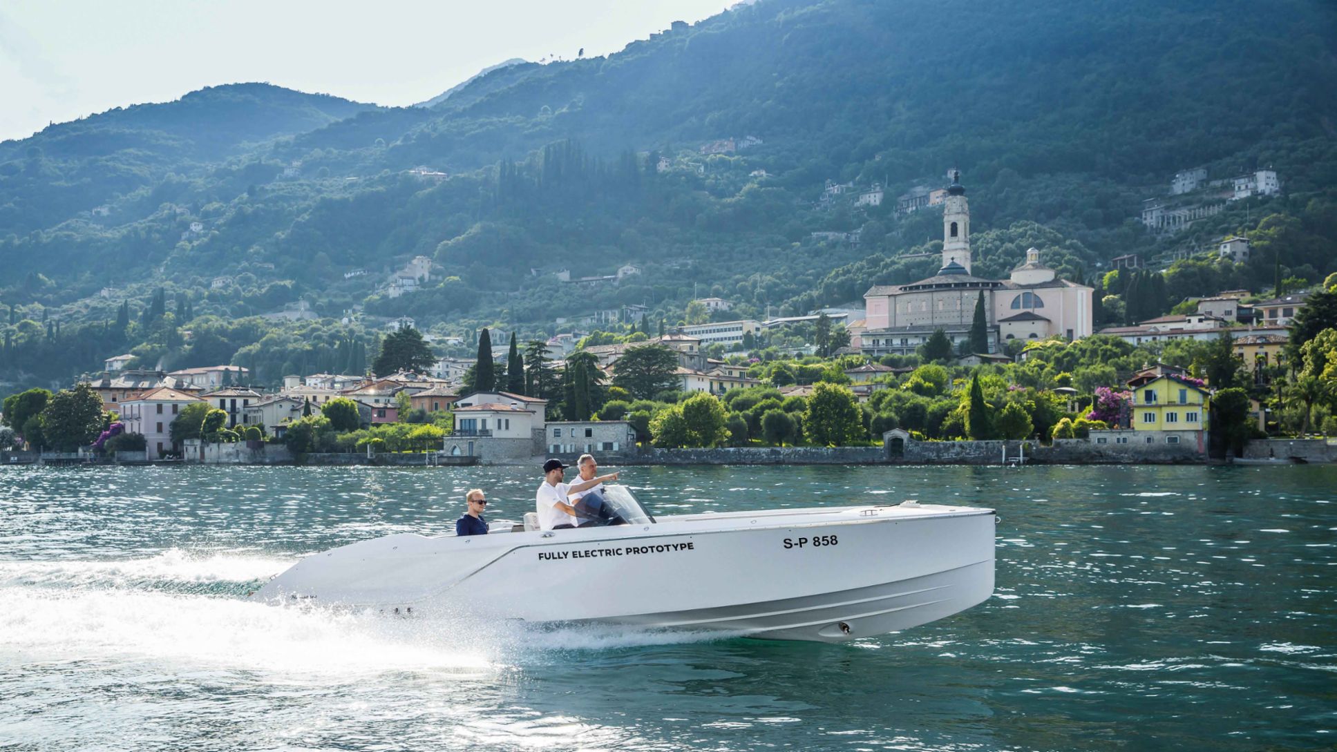 Thomas Warbeck, ingeniero de Porsche Engineering, Philip Ruckert, Director del proyecto "eBoot", Jörg Kerner, responsable de la gama Macan (i-d), Frauscher × Porsche 850 Fantom Air, 2023, Porsche AG