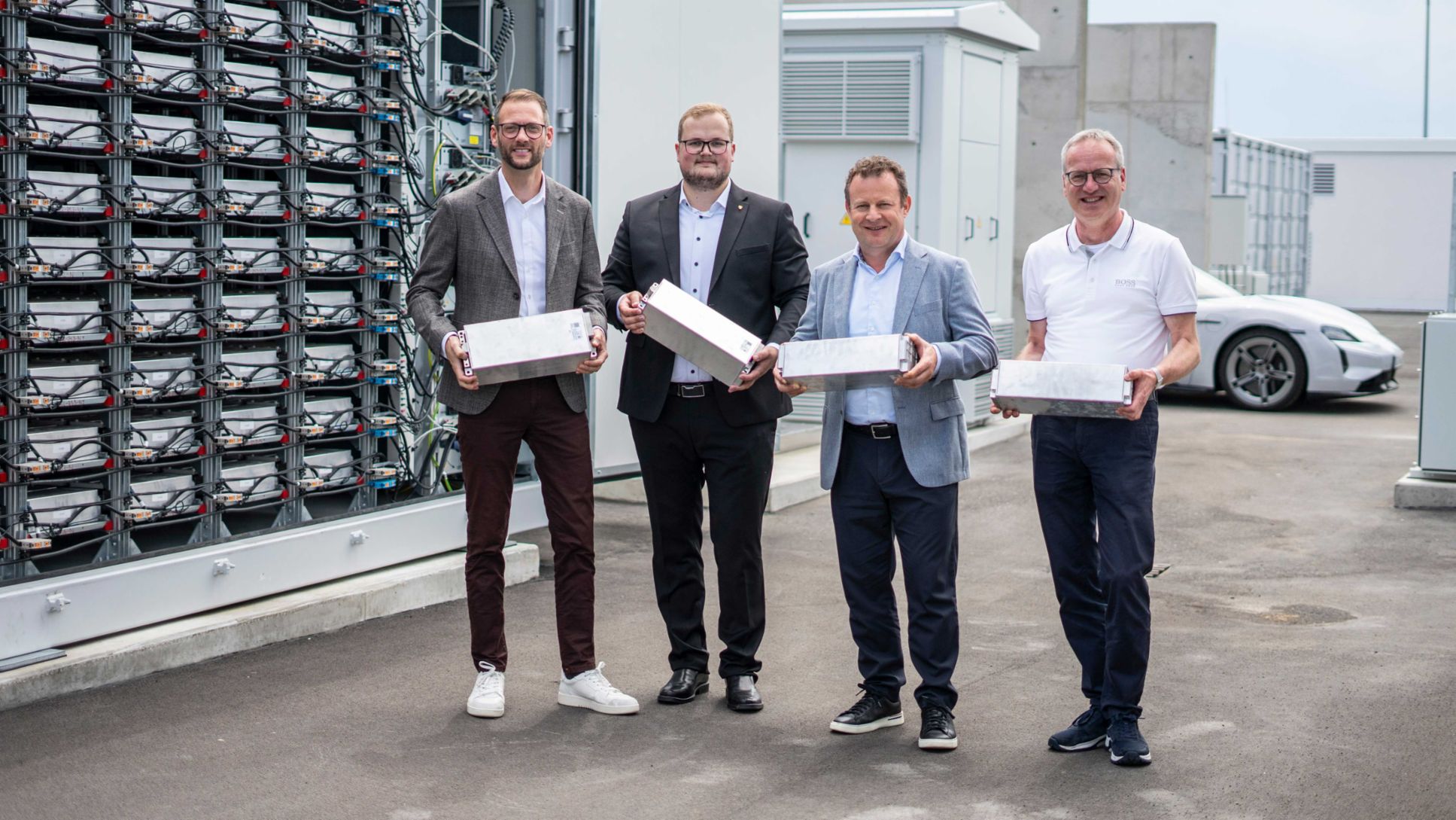 Ruven Weichert, Director Comercial de Porsche Leipzig GmbH; Jonathan Dietrich, Director de Proyecto del Sistema de Almacenamiento de Baterías de la fábrica de Leipzig; Gerd Rupp, Presidente del Consejo de Dirección de Porsche Leipzig GmbH; Alwin Schmid, Director de Ingeniería Eléctrica de Porsche AG (i-d), Sistema de almacenamiento con baterías, Porsche Leipzig, 2024, Porsche AG