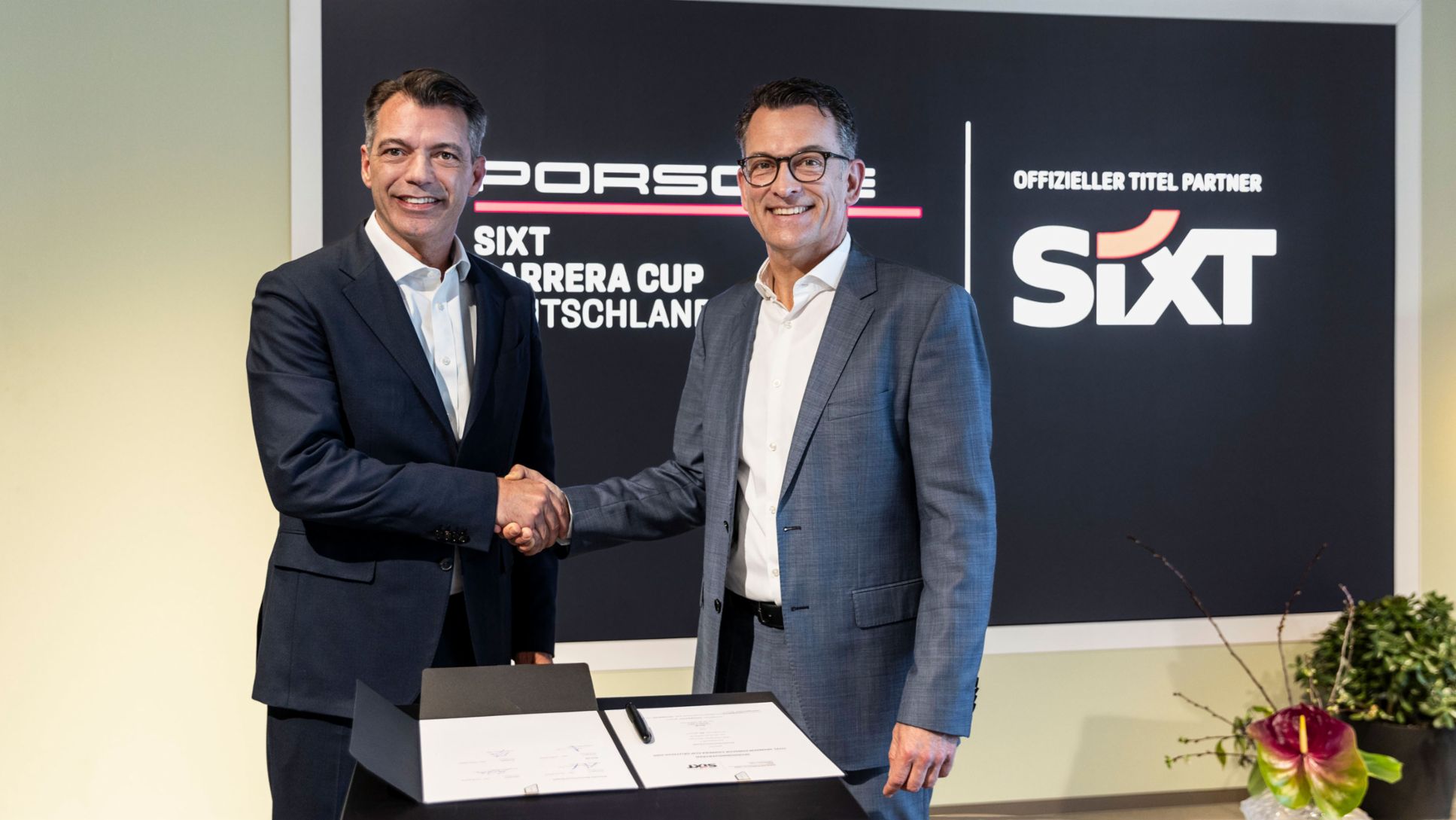 Vinzenz Pflanz, Chief Business Officer (CBO) Sixt SE, Alexander Pollich, CEO of Porsche Deutschland GmbH, Porsche Brand Store Stuttgart, 2024, Porsche AG
