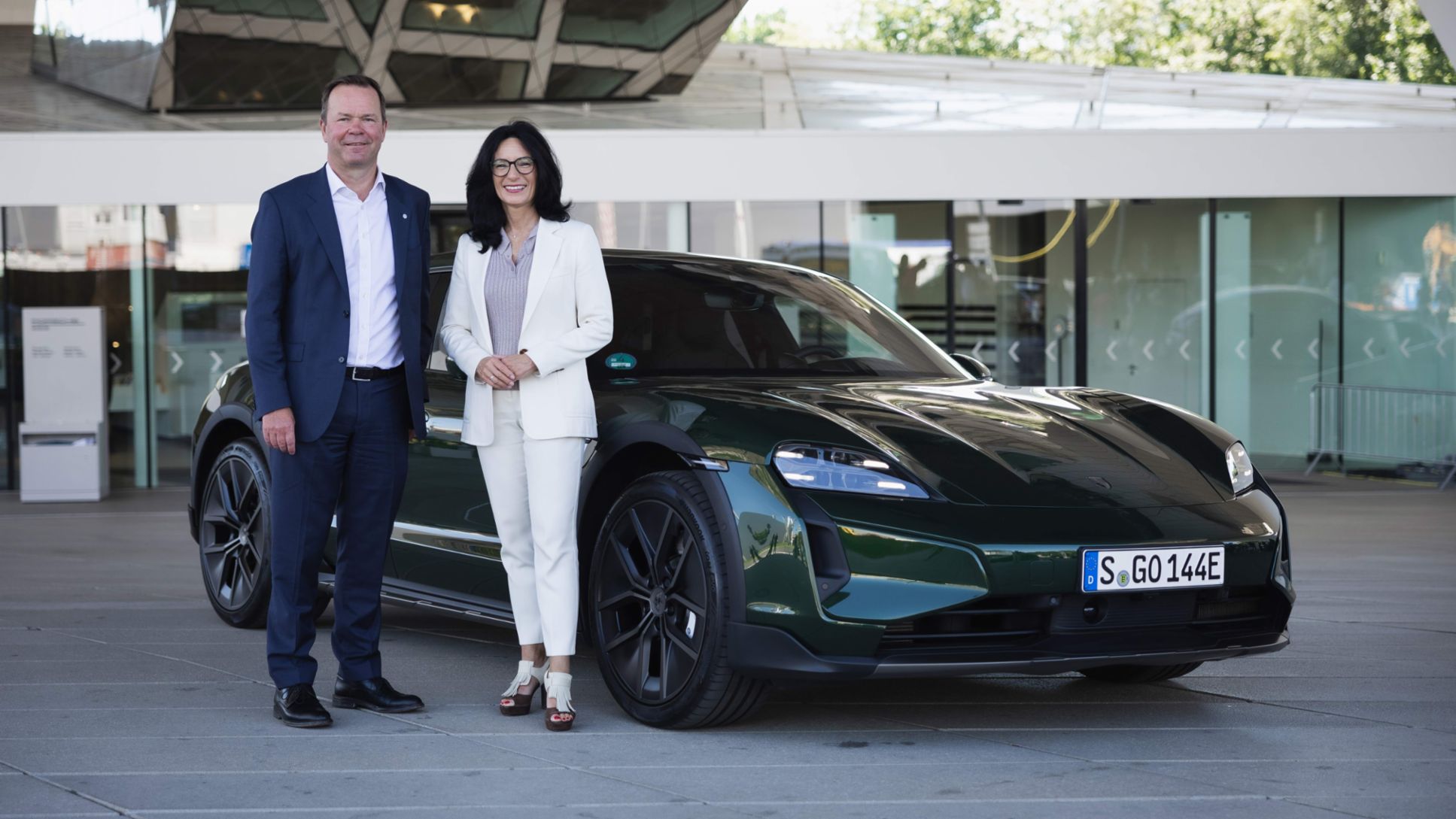 Eivind Kallevik, Presidente y Director General de Norsk Hydro, y Barbara Frenkel, miembro del Consejo de Direcci&oacute;n de Porsche AG como responsable de Compras, Taycan Turbo Cross Turismo, 2024, Porsche AG