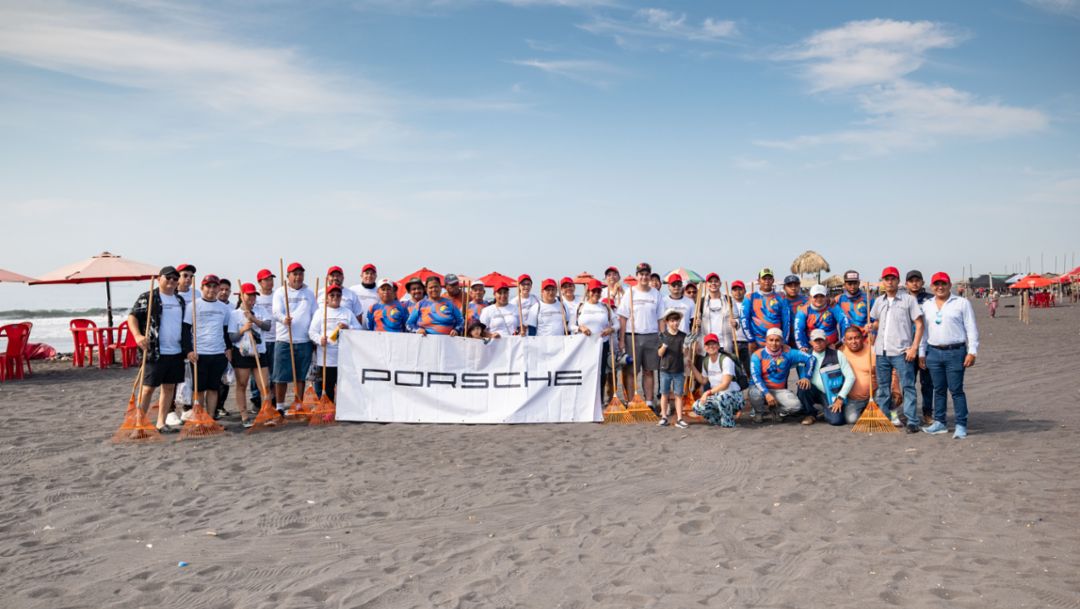 Porsche Guatemala y Grupo Los Tres realizan su primera jornada de limpieza de playas