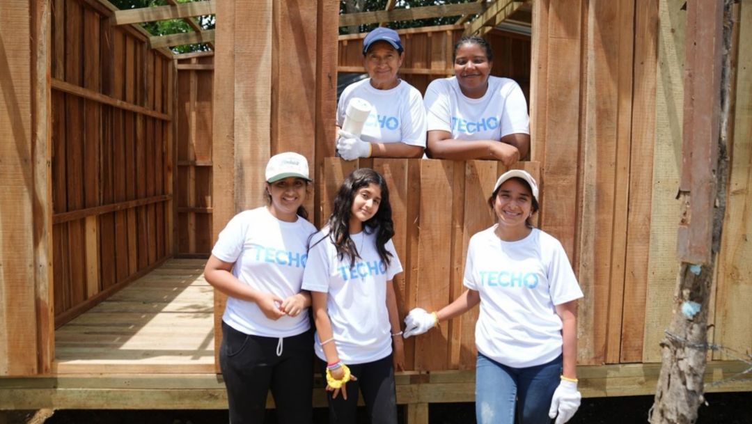 Porsche Center Santo Domingo refuerza su alianza con TECHO: cuatro nuevas viviendas para familias dominicanas en 2026.