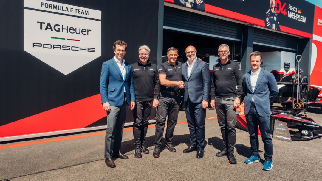 Alberto Longo, Chief Championship Officer und Formel-E-Mitbegründer; Andreas Haffner, Mitglied des Vorstandes für Personal- und Sozialwesen bei der Porsche AG; Michael Steiner, Mitglied des Vorstandes für Forschung und Entwicklung bei der Porsche AG; Jeff Dodds, CEO der Formel E; Thomas Laudenbach, Leiter Porsche Motorsport; Pablo Martino, Head of Formula E Championship, FIA, 2024, Porsche AG