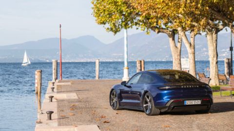 Taycan Turbo S (Gentian blue metallic), 2019, Porsche AG