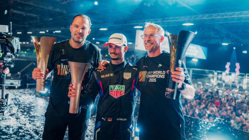 Florian Modlinger, Director de Competición del Equipo Oficial de Fórmula E, Pascal Wehrlein, piloto oficial del equipo TAG Heuer Porsche de Fórmula E, y Thomas Laudenbach, Vicepresidente de Porsche Motorsport (i-d), E-Prix de Londres, 2025, Porsche AG
