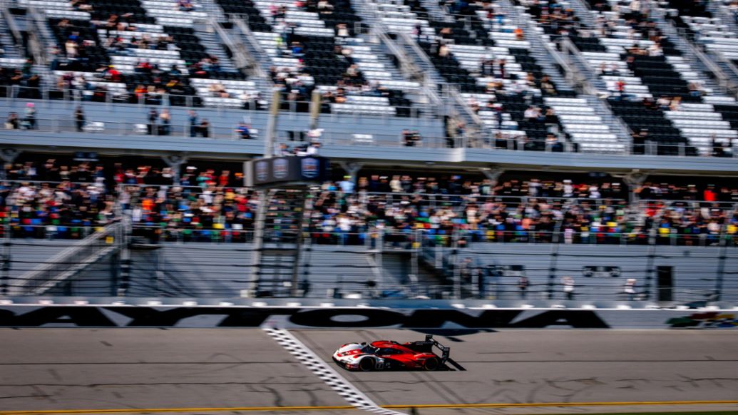 Porsche 963, Porsche Penske Motorsport (n&ordm; 7), Felipe Nasr (BRA), Nick Tandy (GB), Laurens Vanthoor (BEL), carrera, 24 Horas de Daytona, campeonato IMSA, 2025, Porsche AG