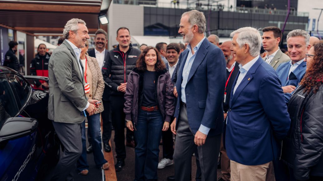 Tom&aacute;s Vill&eacute;n, Director General de Porsche Ib&eacute;rica; Florian Modlinger, Director de Competici&oacute;n del Equipo Oficial de F&oacute;rmula E; Isabel D&iacute;az Ayuso, Presidenta de la Comunidad de Madrid; Felipe VI, Rey de Espa&ntilde;a; Carmelo Sanz de Barros, Presidente del Real Autom&oacute;vil Club de Espa&ntilde;a (RACE), Alejandro Agag, fundador del Campeonato de F&oacute;rmula E (i-d), E-Prix de Madrid, 2026, Porsche AG