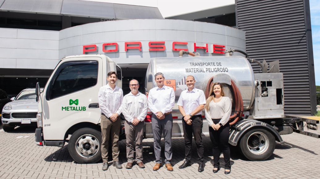 Francis Vincente, gerente de mercadeo de Metalub; Jorge Jim&eacute;nez, gerente general de Metalub; Rafael Cordero, gerente general de Porsche Costa Rica; Ra&uacute;l Acu&ntilde;a, gerente de After Sales de Porsche Costa Rica y Karen Gamboa, gerente de mercadeo de Porsche Costa Rica.