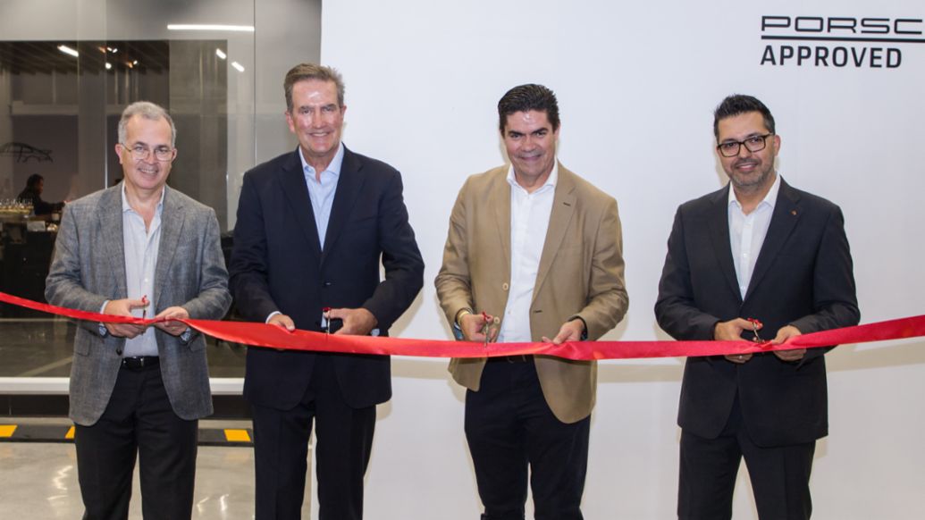 Bernardo Elosua y Antonio Pena, directivos de Porsche Apporved Centre Monterrey con Camilo San Mart&iacute;n, Director General de Porsche de M&eacute;xico, y  Jos&eacute; Luis Cabr&eacute;, Gerente Regional de Postventa de Porsche&nbsp;Latin&nbsp;America, Inauguraci&oacute;n Porsche Approved Centre Monterrey, San Pedro Garza Garc&iacute;a, Monterrey, N.L., Porsche de M&eacute;xico