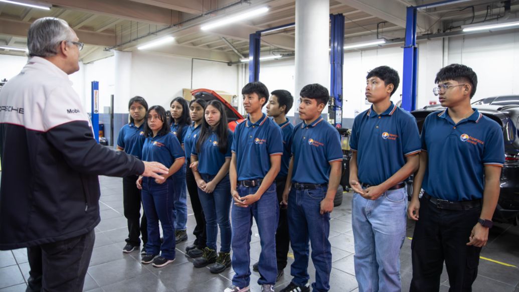 Porsche, Grupo Los Tres y TECHO impulsan la formaci&oacute;n de j&oacute;venes en mec&aacute;nica automotriz