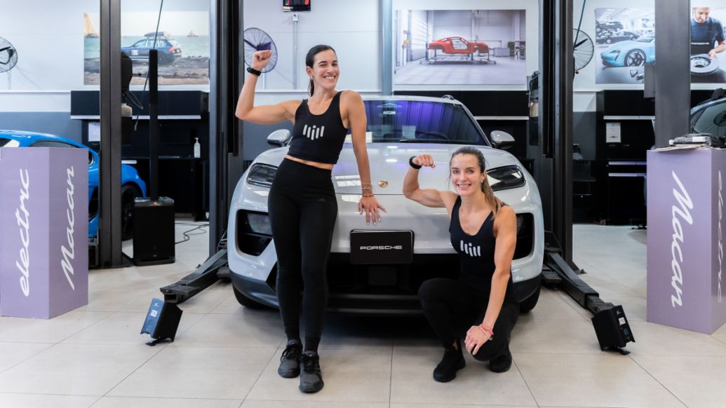Entrenadoras de LIFT posando antes de iniciar el Porsche HIIT Sessions, primer evento deportivo solo para mujeres, que realizó la marca en el Porsche Center Lima, Lima, Perú, Porsche AG.
