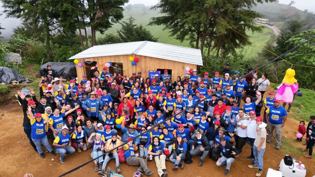 Voluntarios de Porsche Latin America, Porsche Guatemala y Grupo Los Tres durante la construcción con TECHO en Guatemala, 2024