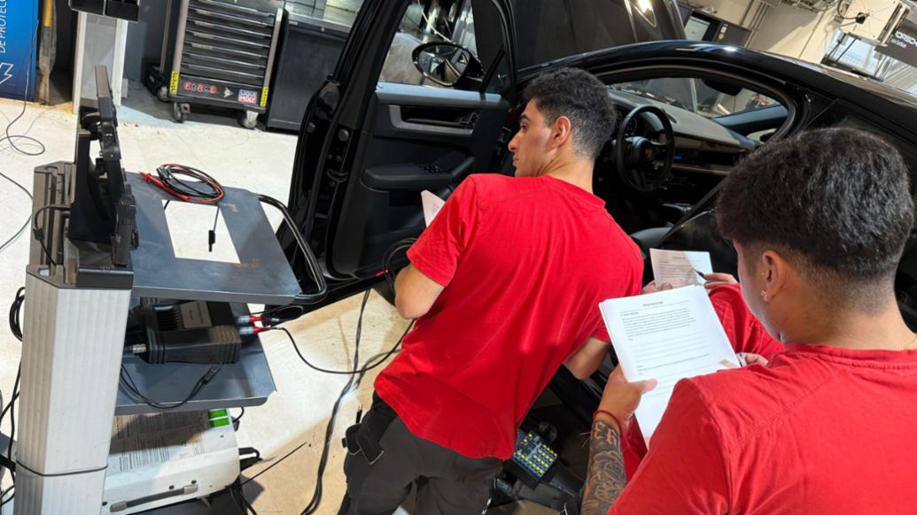 Seis t&eacute;cnicos de Porsche Center Santiago recibieron la certificaci&oacute;n de nivel Plata del Porsche Training Path (ZPT), Chile, 2026, Porsche AG