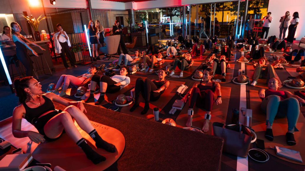 Invitadas entrenando en el Porsche Lifestyle Experience, un evento que combinaba el bienestar y el dise&ntilde;o, Per&uacute;, Porsche AG.