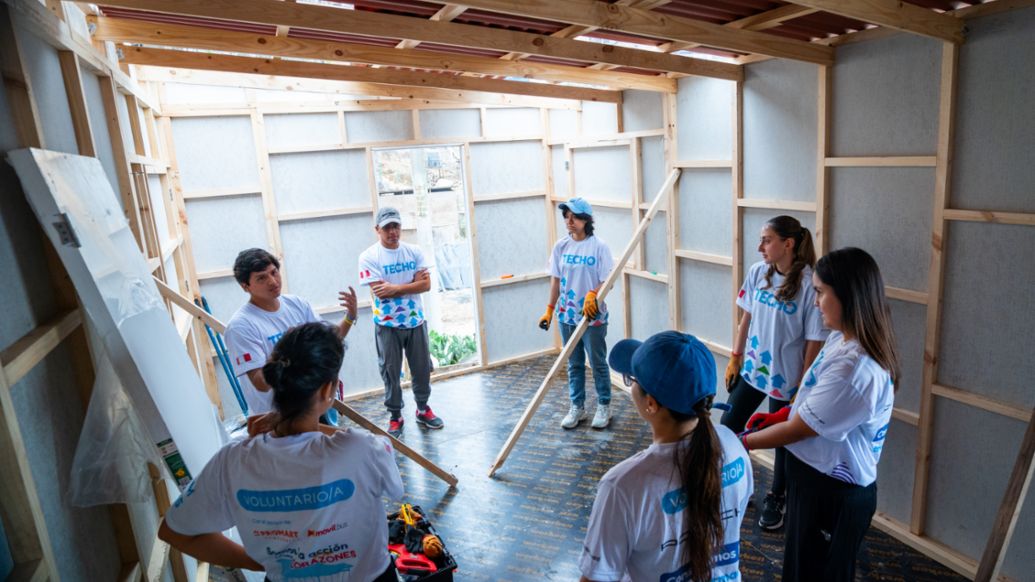Voluntario de Euromotors y TECHO afinando detalles en la vivienda de emergencia en el Asentamiento Humano Rosas de San Juan, en el distrito de San Juan de Miraflores, Lima, Per&uacute;, Porsche AG.