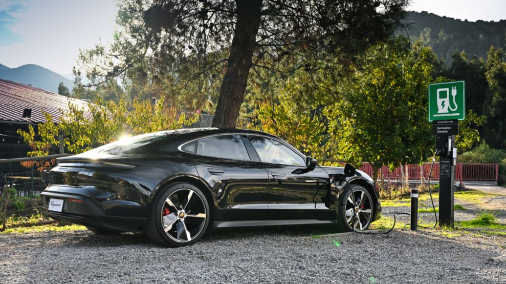 Importadores independientes de Porsche en Am&eacute;rica Latina refuerzan la conveniencia de su red regional de carga para veh&iacute;culos el&eacute;ctricos