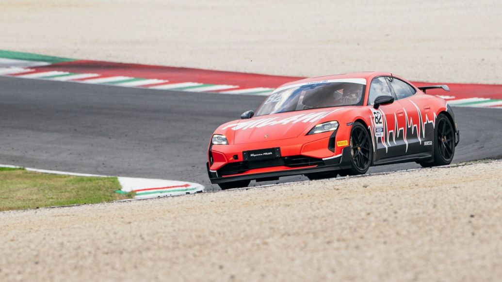 2025_Porsche Taycan Rush_Fausto Gasparetto del Centri Porsche di Milano in azione al Mugello