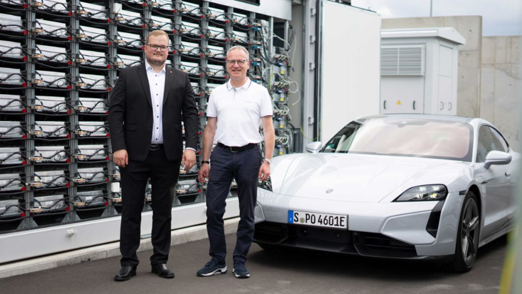 Jonathan Dietrich, Director de Proyecto del Sistema de Almacenamiento de Baterías de la fábrica de Leipzig y Alwin Schmid, Director de Ingeniería Eléctrica de Porsche AG (i-d), Sistema de almacenamiento con baterías, Porsche Leipzig, 2024, Porsche AG