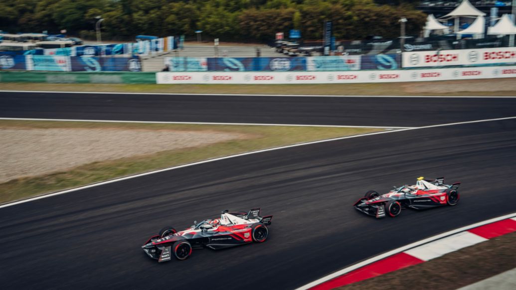 Pascal Wehrlein (delante), Porsche 99X Electric (n&ordm; 94) y Ant&oacute;nio F&eacute;lix da Costa, Porsche 99X Electric (n&ordm; 13), 1&ordf; carrera del E-Prix de Shangh&aacute;i, 2024, Porsche AG