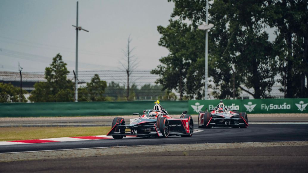 Ant&oacute;nio F&eacute;lix da Costa (delante), Porsche 99X Electric (n&ordm; 13) y Pascal Wehrlein, Porsche 99X Electric (n&ordm; 94), 2&ordf; carrera del E-Prix de Shangh&aacute;i, 2024, Porsche AG