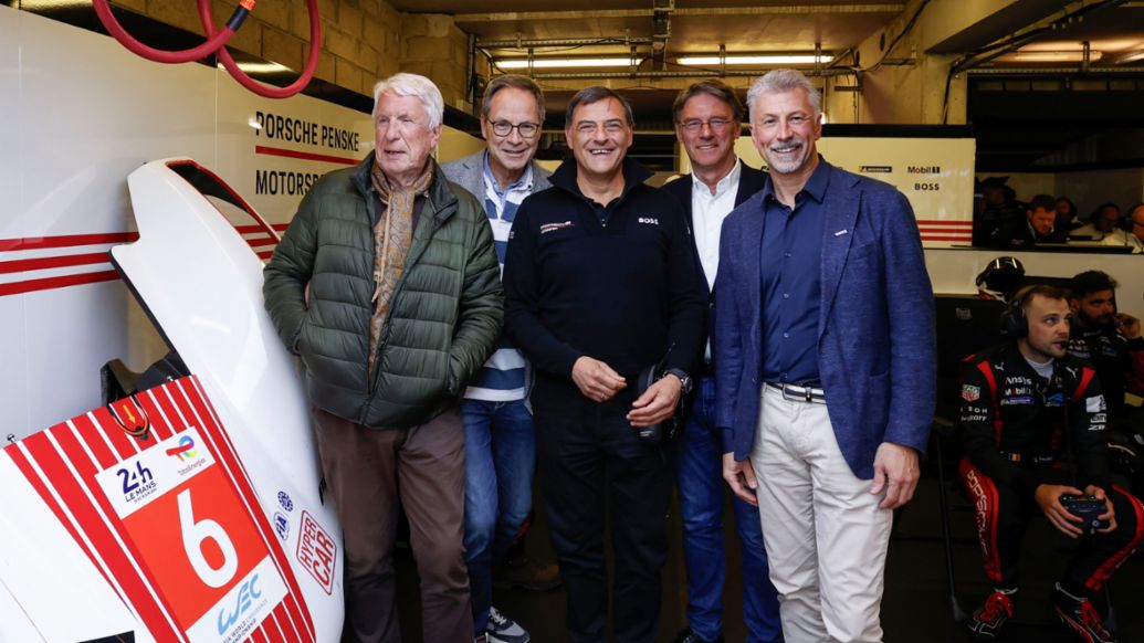 Dr. R&eacute;my Zilliox (fundador de Interplast France), Prof. Johannes Kroll (Vicepresidente de Kinderherzen retten e. V.), Michael Steiner (miembro del Consejo de Direcci&oacute;n de Porsche AG como responsable de Investigaci&oacute;n y Desarrollo), Prof. Friedhelm Beyersdorf (fundador de Kinderherzen retten e. V.), Prof. J&uuml;rgen Hermann Dolderer (miembro de la Junta Directiva de Interplast Germany e. V.) (i-d), 24 Horas de Le Mans, 2024, Porsche AG