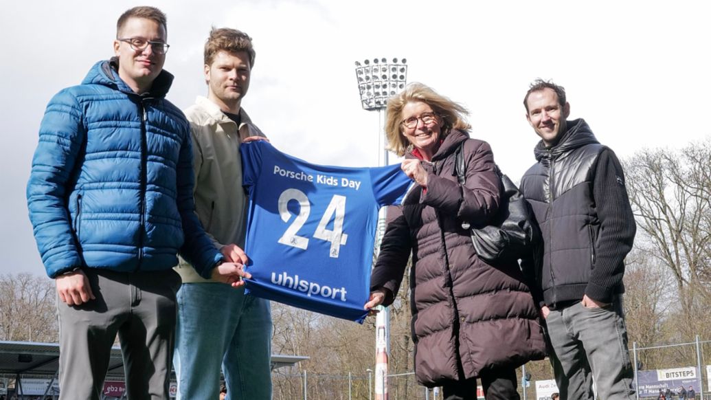 Florian Hofberger (Administrativer Leiter NLZ Stuttgarter Kickers), Bj&ouml;rn Bachtler (Projektmanager CSR Strategie &amp; Sportsponsoring bei der Porsche AG), Frau Dr. med. Stefanie Schuster (Pr&auml;sidentin des Vorstands der &bdquo;Olg&auml;le Stiftung f&uuml;r das kranke Kind&ldquo;), Matthias Becher (Gesch&auml;ftsf&uuml;hrer Stuttgarter Kickers), (l-r), Kids Day bei den Stuttgarter Kickers, 2024, Porsche AG