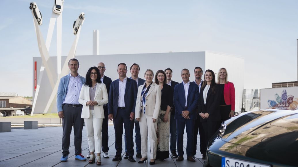 Barbara Frenkel, miembro del Consejo de Direcci&oacute;n de Porsche AG como responsable de Compras, y Eivind Kallevik, Presidente y Director General de Norsk Hydro, equipos de ambas compa&ntilde;&iacute;as, 2024, Porsche AG