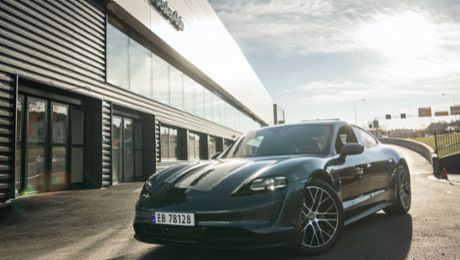 1,000th Norwegian Taycan customer received his car