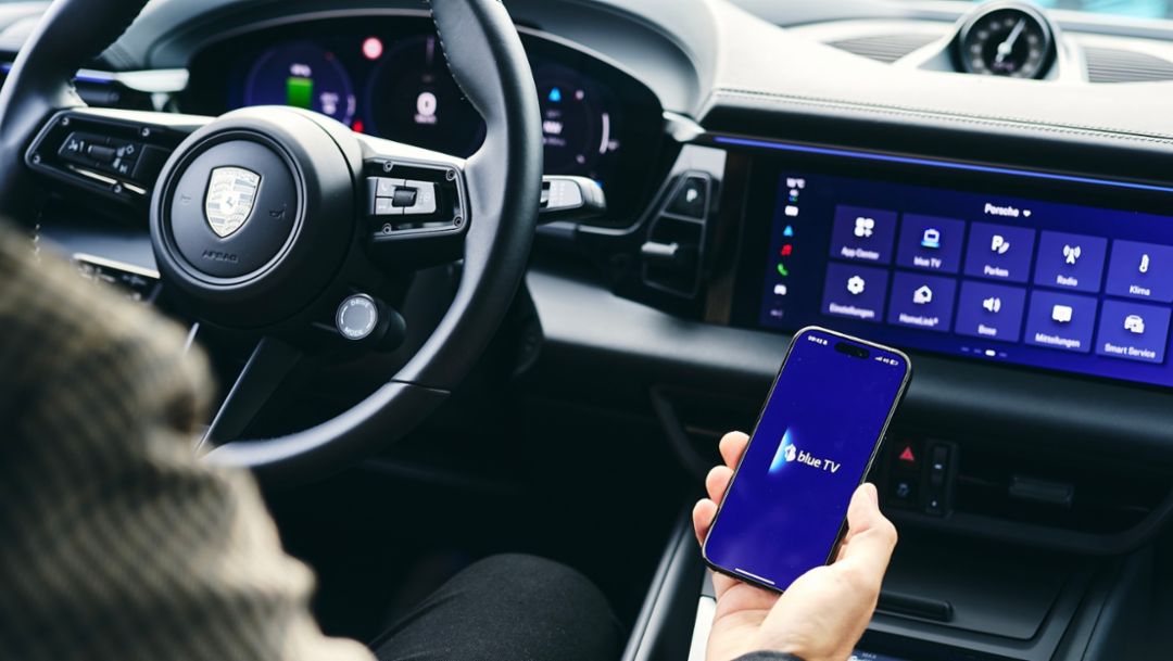 Porsche lanciert Swisscom blue TV im Macan – Entertainment für die Ladepause