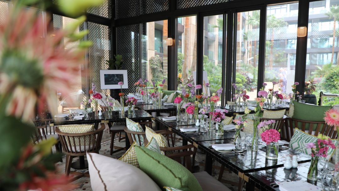 A meeting full of flowers and inspiring women, with the new all-electric Macan