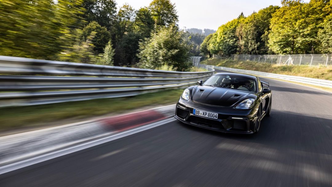 La nuova Porsche 718 Cayman GT4 RS brilla nei test di messa a punto finali