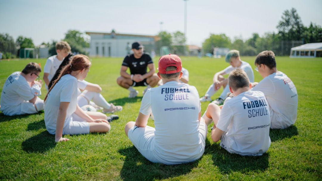 Strahlende Kinderaugen bei der inklusive Fußballschule in Leipzig