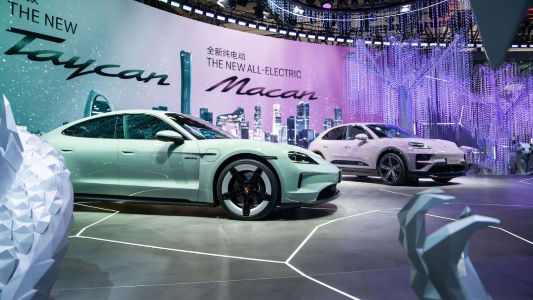 全新纯电动 Macan 与中国专属新款 Taycan 4 耀临展台
