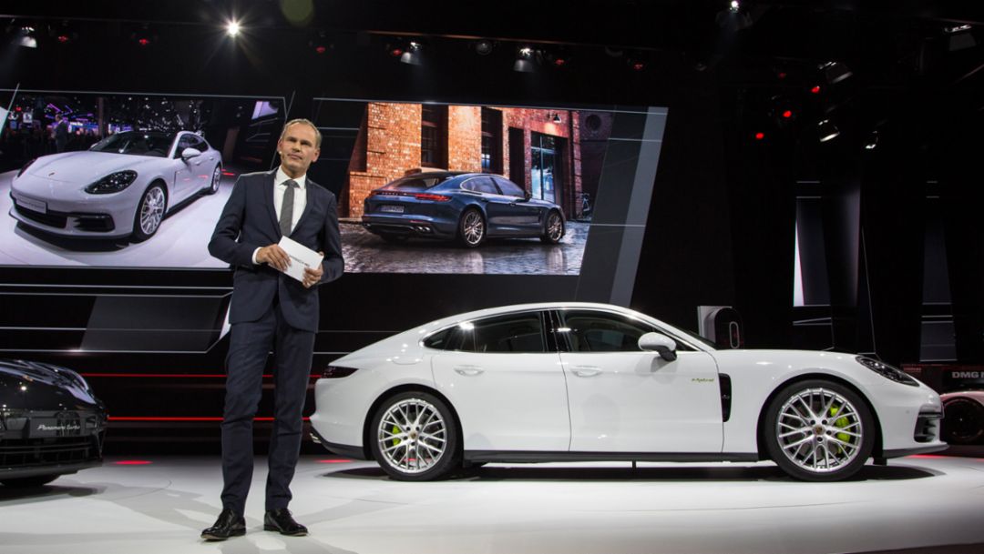 Oliver Blume, CEO Porsche AG, Porsche Panamera 4 E-Hybrid, Motor Show Paris, 2016, Porsche AG