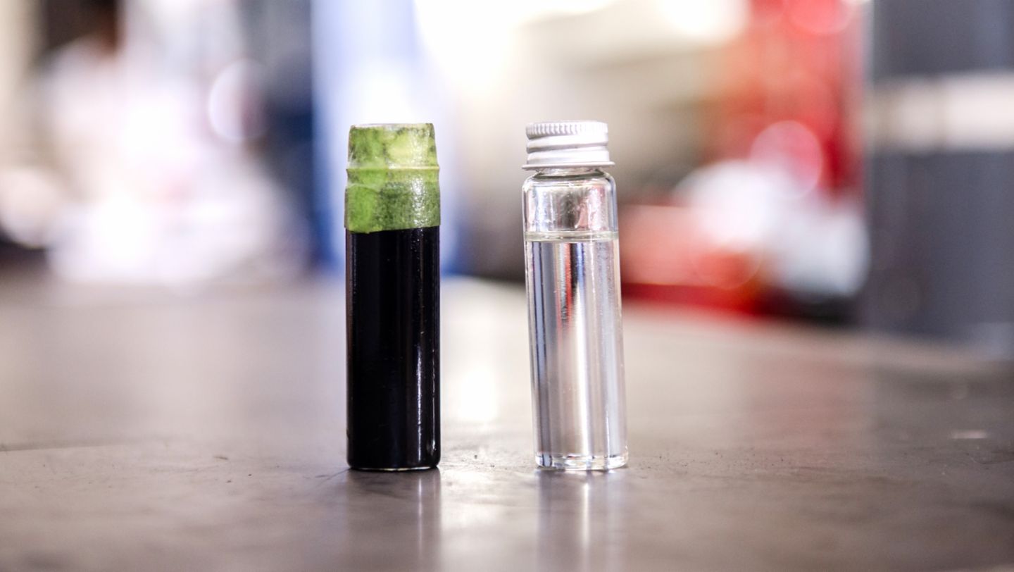 Se muestra el proceso de transformación del aceite. A la izquierda el aceite crudo recién extraído y a la derecha el aceite refinado luego de pasar el proceso de purificación y filtrado.