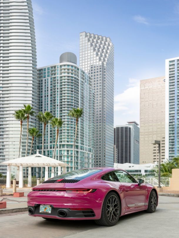 911 Carrera T (992.1), Sede de Porsche Latin America en Miami (atrás), 2025, Porsche AG