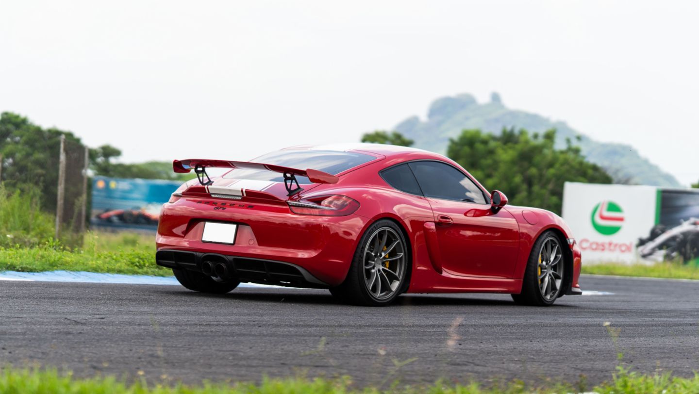 El Porsche 718 Cayman GT4 en color Carmine Red durante el Porsche Track Day celebrado en el Autódromo Pedro Cofiño.