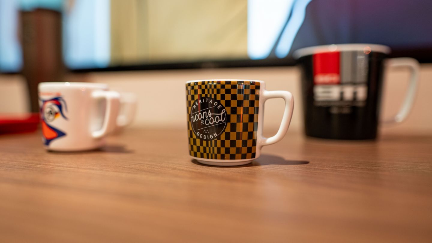 Taza de colección color verde negro, artículo de colección de Heritage Design, que se presentó en el evento de Porsche Lifestyle Experience, Perú, Porsche AG.