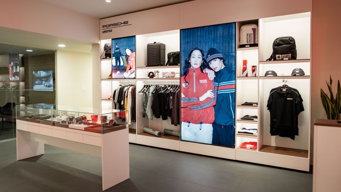 Presentación de la nueva colección de Lifestyle durante la primera edición de Porsche Lifestyle Experience, un evento que combinaba el bienestar y el diseño, Perú, Porsche AG.