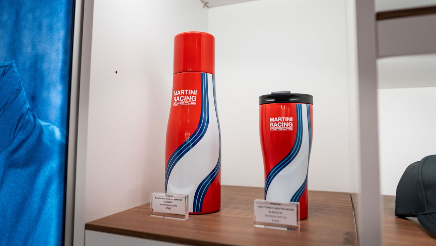 Botella isotérmica Martini Racing y Mug Térmico Martini Racing, artículos de la nueva colección de Porsche Lifestyle, que se presentó en el Porsche Lifestyle Experience, un evento que combinaba el bienestar y el diseño, Perú, Porsche AG.