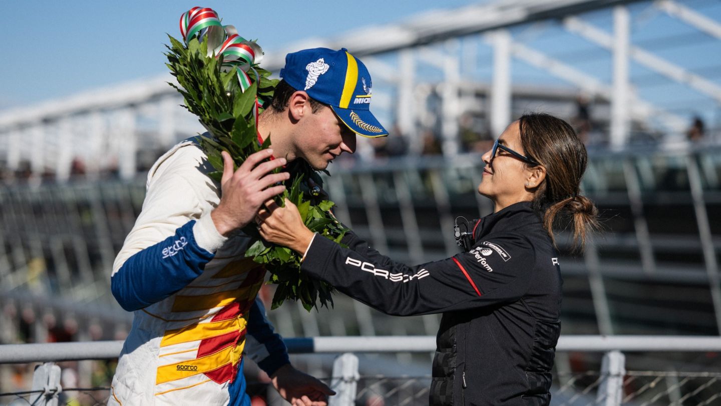 Keagan Masters incoronato campione 2025 da Valentina Albanese Motorsport Manager di Porsche Italia