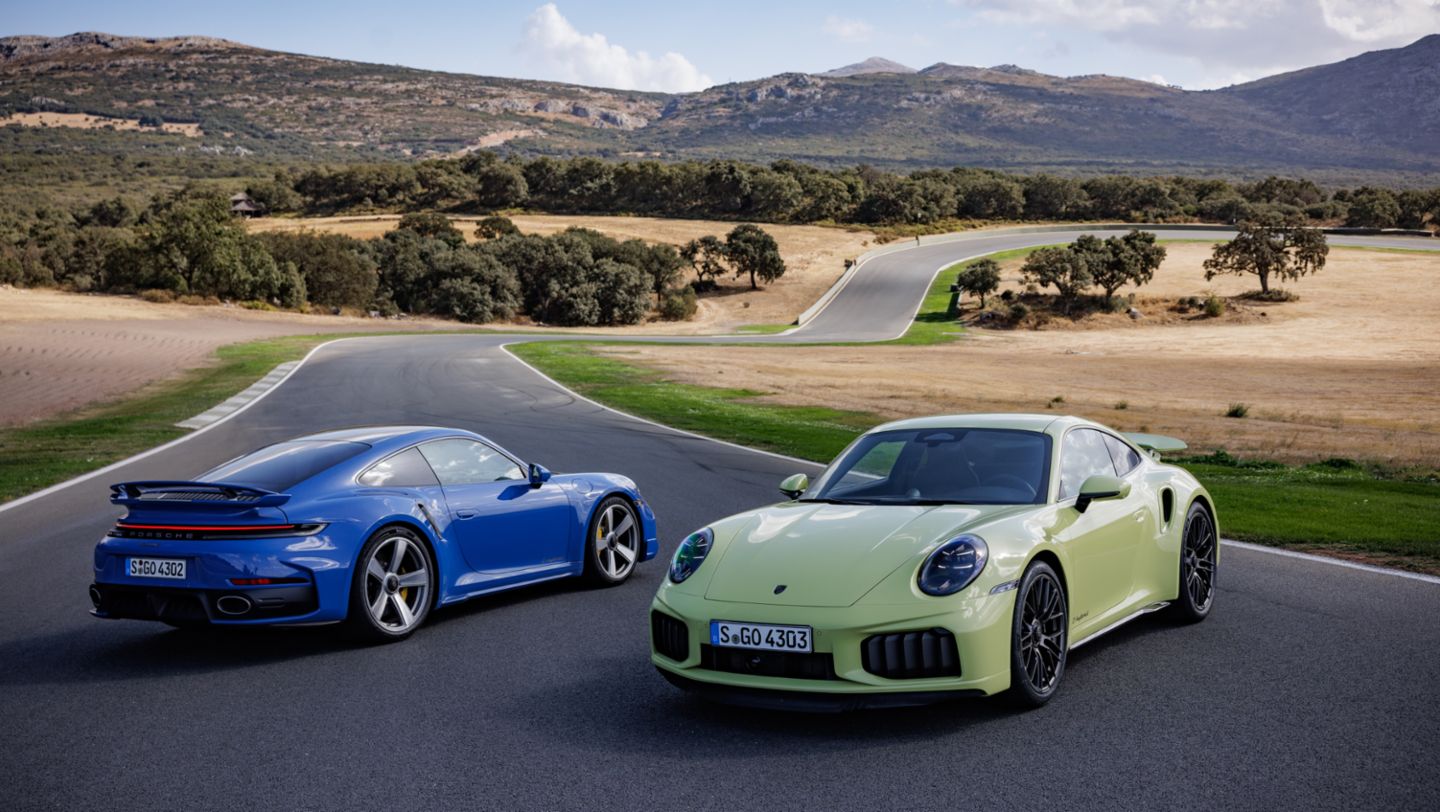911 Turbo S Coupé, Lugano Blue (L) Cartagena Yellow Metallic (R)