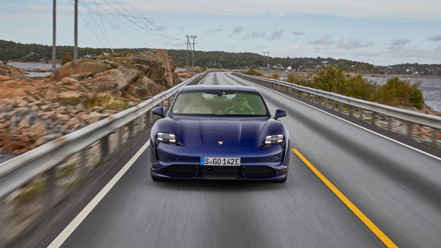 Taycan Turbo, gentian blue metallic, Taycan Media Drive, Europe, 2019, Porsche AG