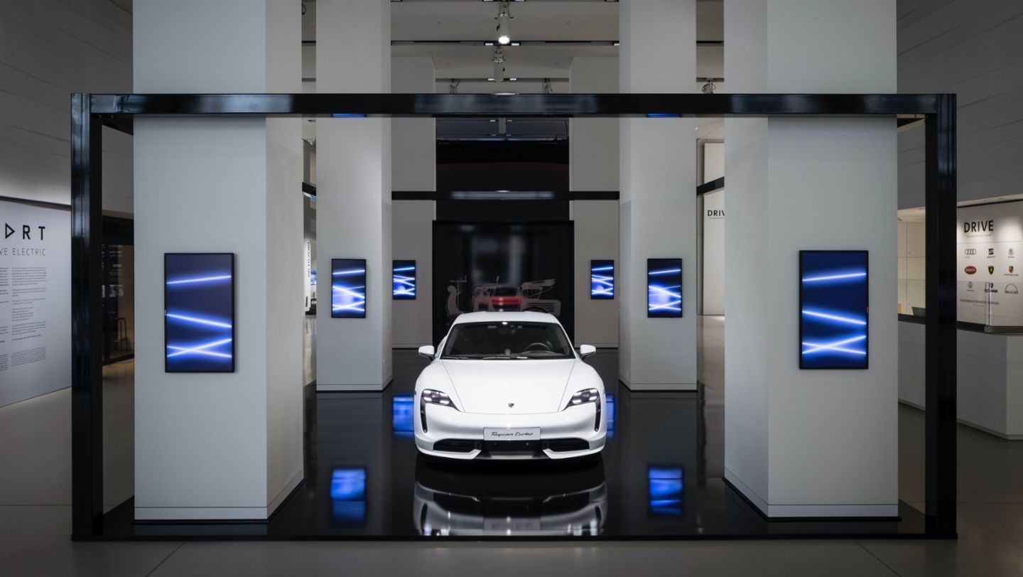 Taycan Turbo, Ausstellung „Porsche – Pionier der Elektromobilität“, Berlin, Deutschland, 2020, Porsche AG