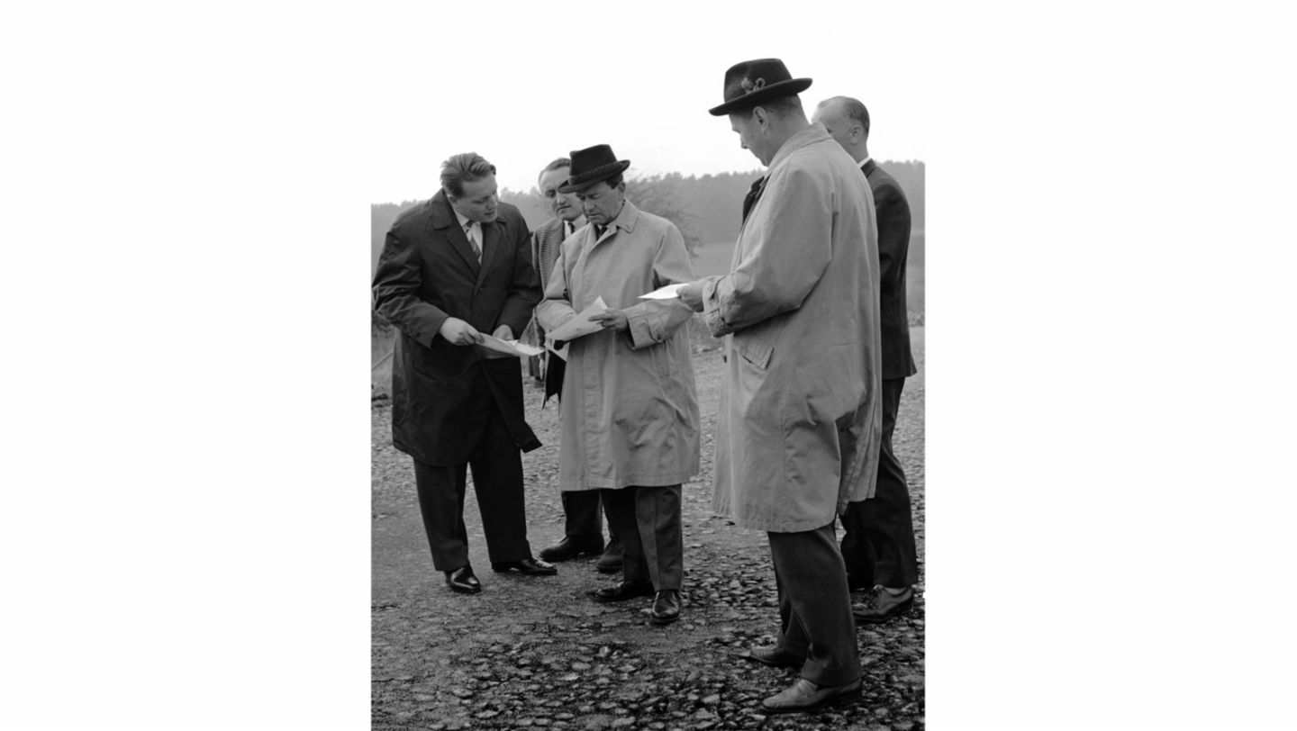 Ferry Porsche (center) with Helmuth Bott, Ghislaine Kaes and Hans Tomala (from left), Weissach/Flacht, Porsche AG