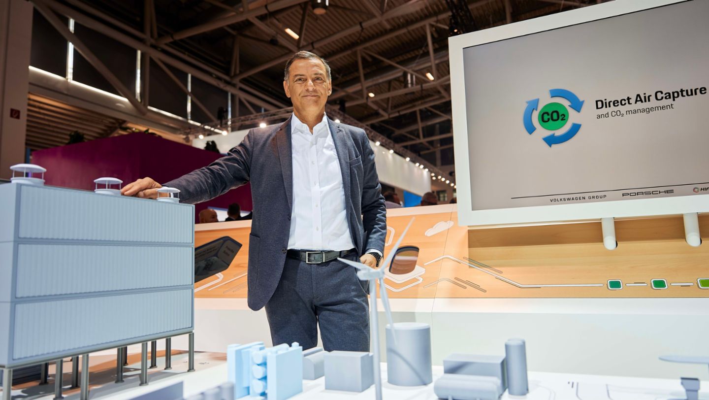 Verkehrsminister Baden Württemberg Winfried Hermann, Wirtschaftsministerin Baden Württemberg Nicole Hoffmeister-Kraut, Ministerpräsident Winfried Kretschmann, Lutz Meschke, Professor Frithjof Staiss vom ZSW (l-r), 2023, Porsche AG