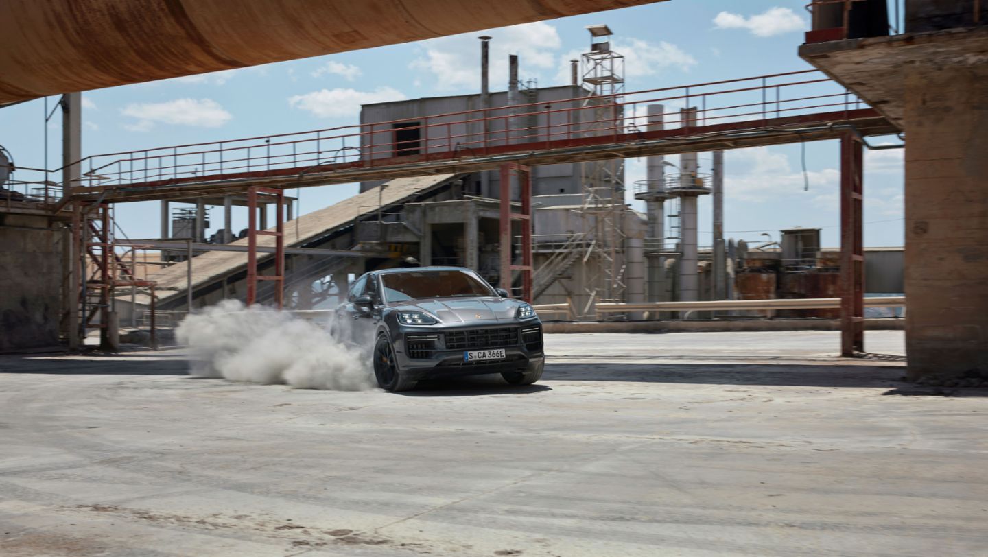 Cayenne Turbo E-Hybrid Coupé with GT-Package, 2023, Porsche AG
